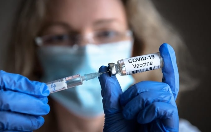 Chìa khóa chống Covid-19 là bãi bỏ bản quyền vaccine và mở rộng sản xuất?